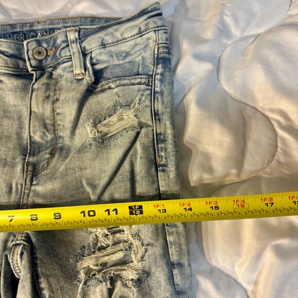 Light-Wash American Eagle Jeans Size 4 Inseam 25 inches straight - Picture 6 of 11